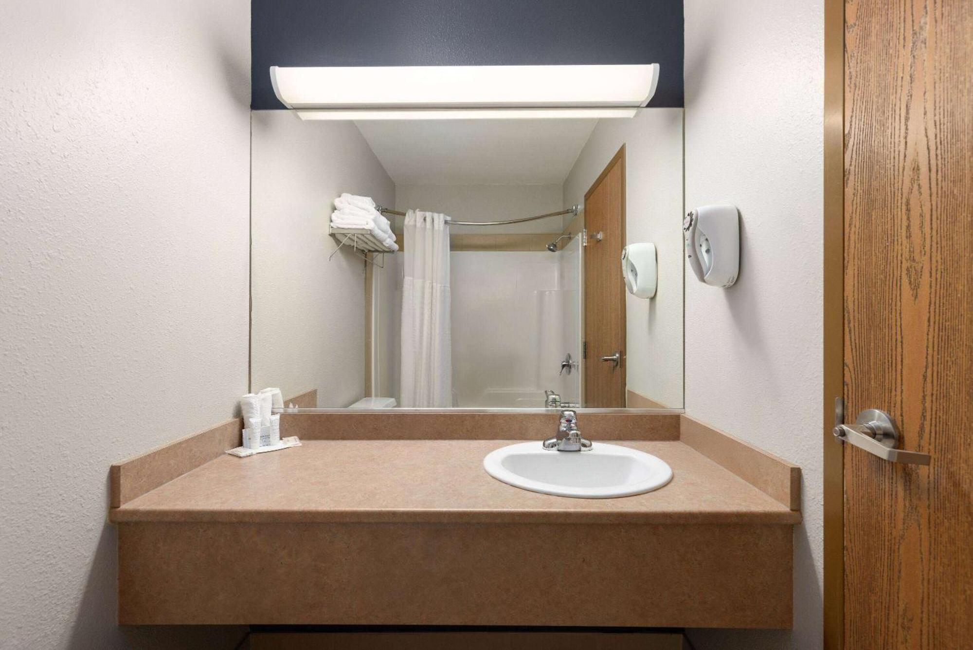 Super 8 By Wyndham St-Jerome Hotel Saint-Jerome Luaran gambar
