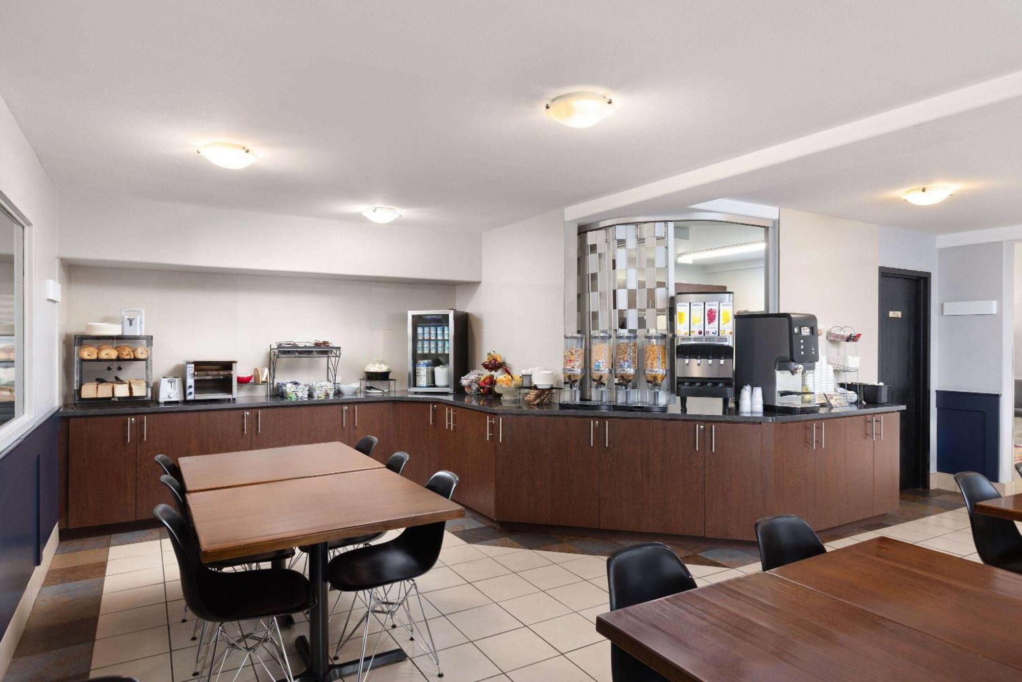 Super 8 By Wyndham St-Jerome Hotel Saint-Jerome Luaran gambar