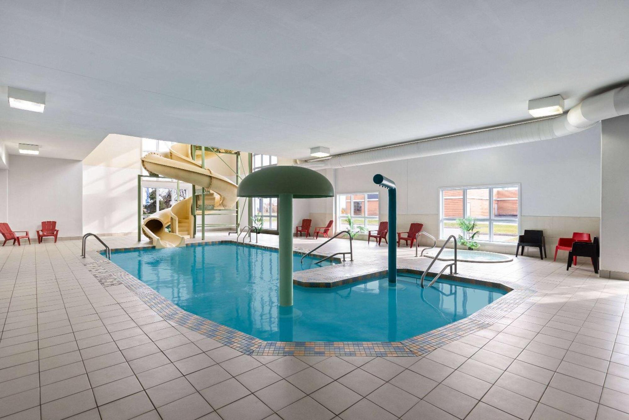 Super 8 By Wyndham St-Jerome Hotel Saint-Jerome Luaran gambar